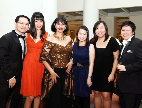 Andy Ong & Cheryl Soh (Corlison), Laura Fygi, Guests and Felina Khong at the premiere Photo